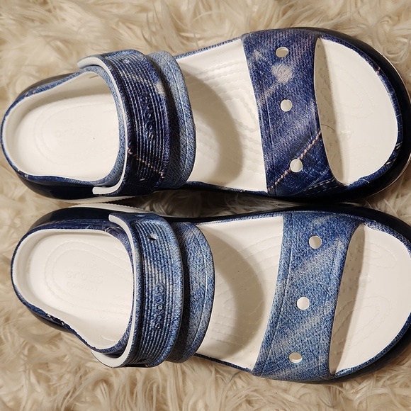 ICONIC PLATFORM DENIM CROCS 💙 SIZE 8W/6M- NWOT - Picture 2 of 4